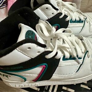 LA Gear Hightop Sneakers Sz 6.5